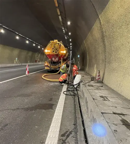 随县隧道排水渠清淤